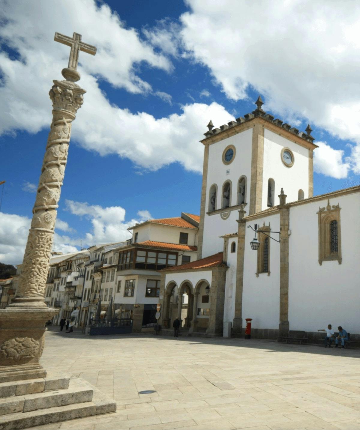 Praça da Sé e Igreja de São João Baptista (antiga Sé de Bragança)