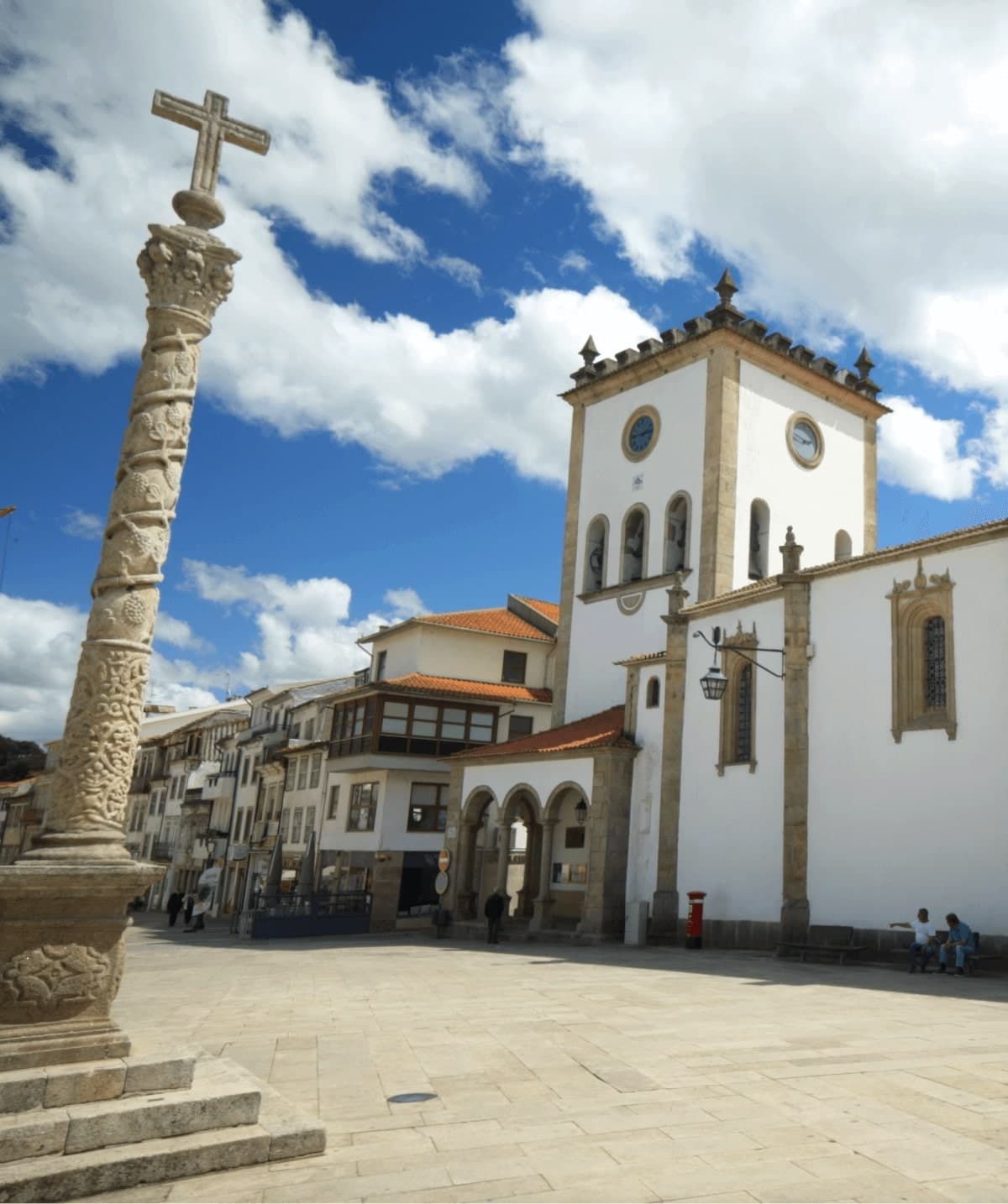 Praça da Sé e Igreja de São João Baptista (antiga Sé de Bragança)