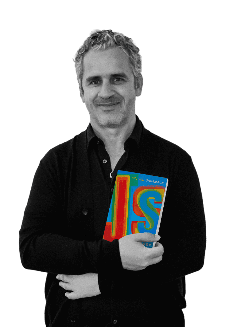 José Luís Peixoto holding the book