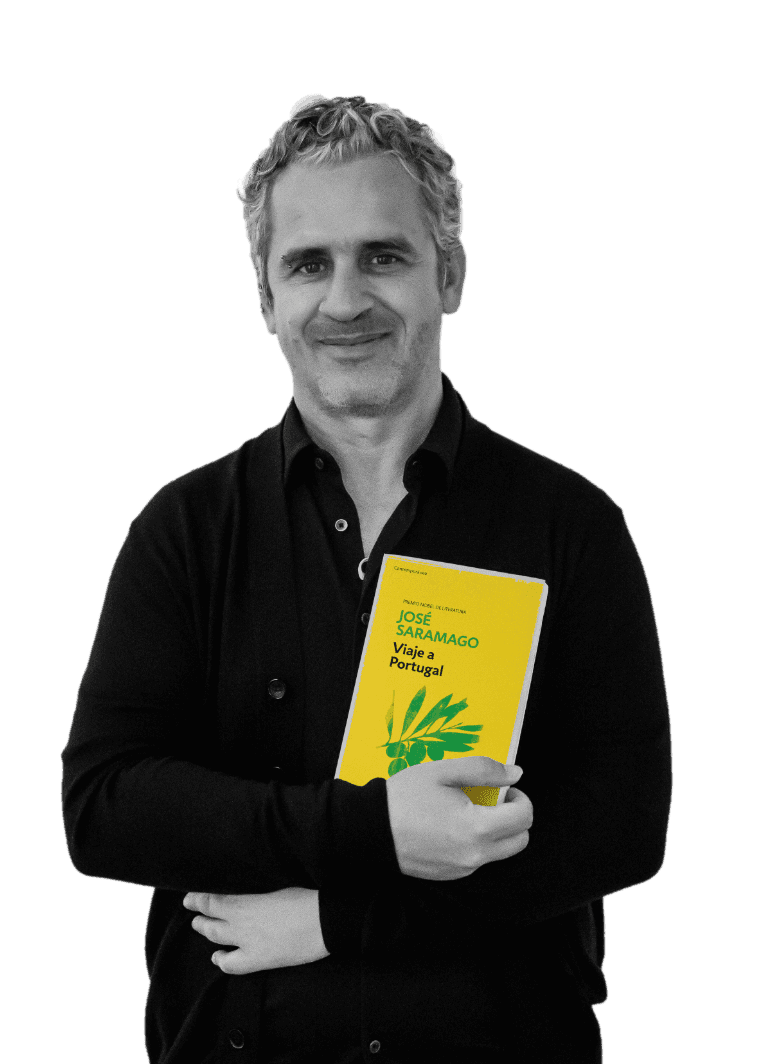 José Luís Peixoto holding the book